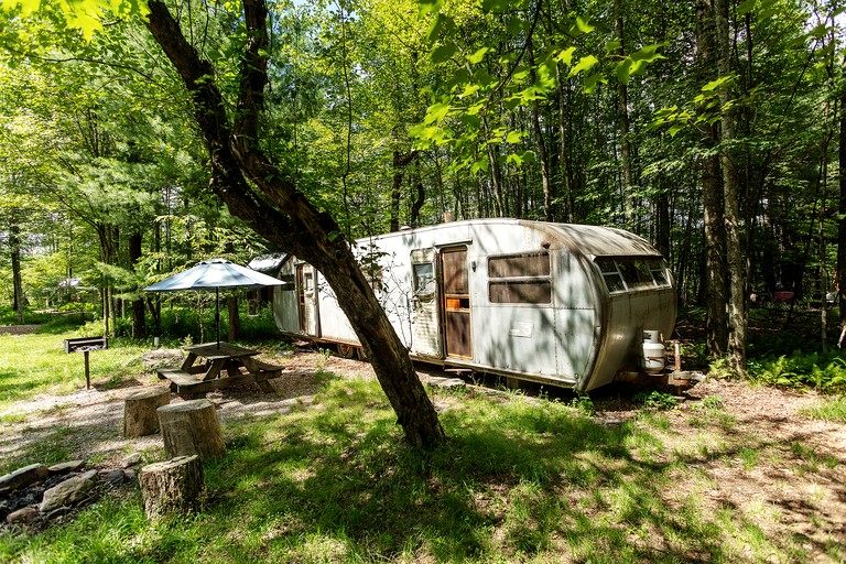 Caravans (United States of America, Woodridge, New York)