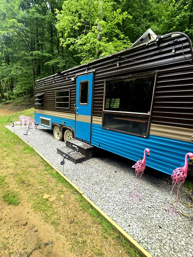 Caravans (United States of America, Charleston, West Virginia)