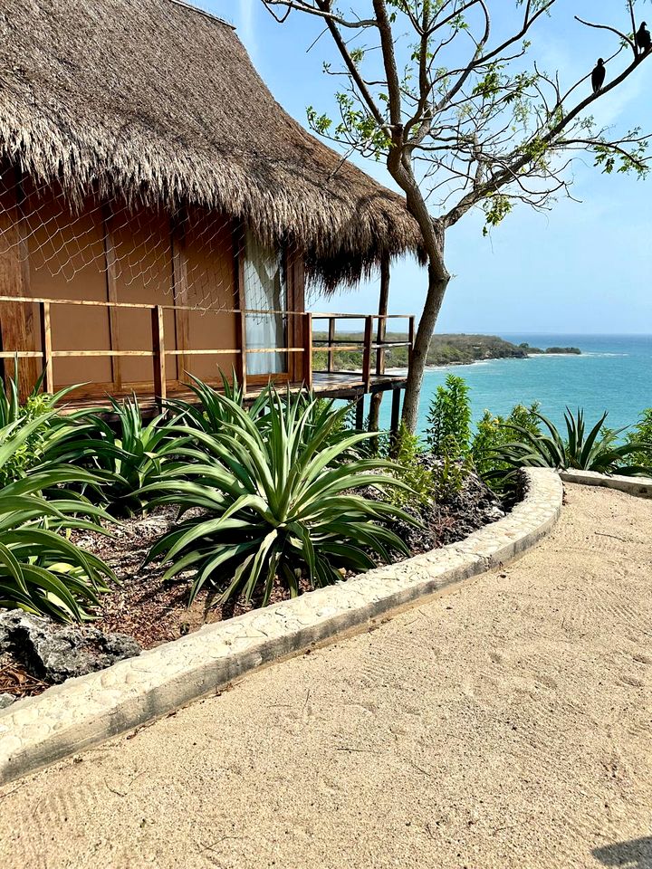 Gorgeous Unique Cabin with Breathtaking Views for an Unforgettable Getaway on Isla de Tierra Bomba, Colombia