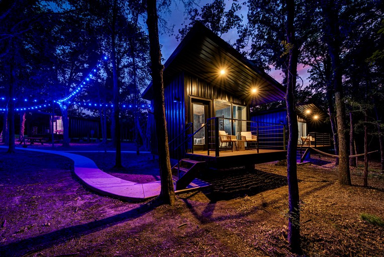 Cabins (United States of America, Alvord, Texas)