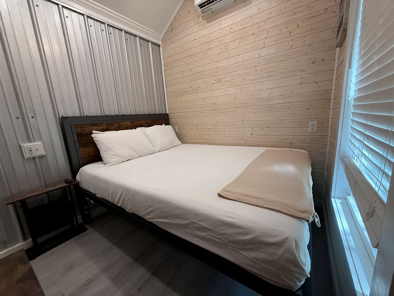 Tranquil Boutique Nature Resort with Modern Glamptainers near State Parks in Albrightsville, PA