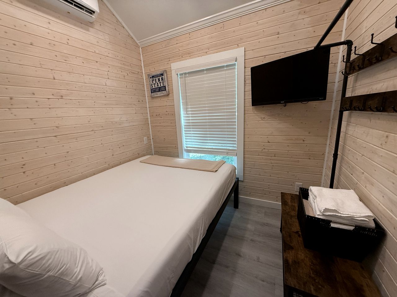 Tranquil Boutique Nature Resort with Modern Glamptainers near State Parks in Albrightsville, PA