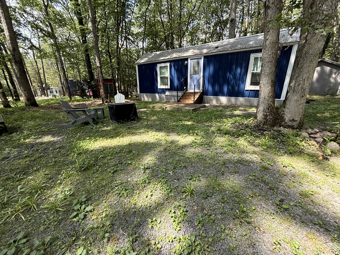 Tranquil Boutique Nature Resort with Modern Glamptainers near State Parks in Albrightsville, PA