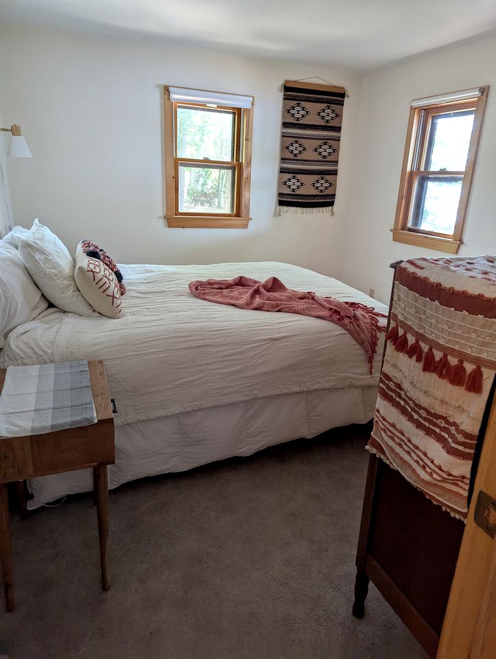 Quaint Lakeside Cabin for a Peaceful Family Getaway Surrounded by Nature by Province Lake in New Hampshire