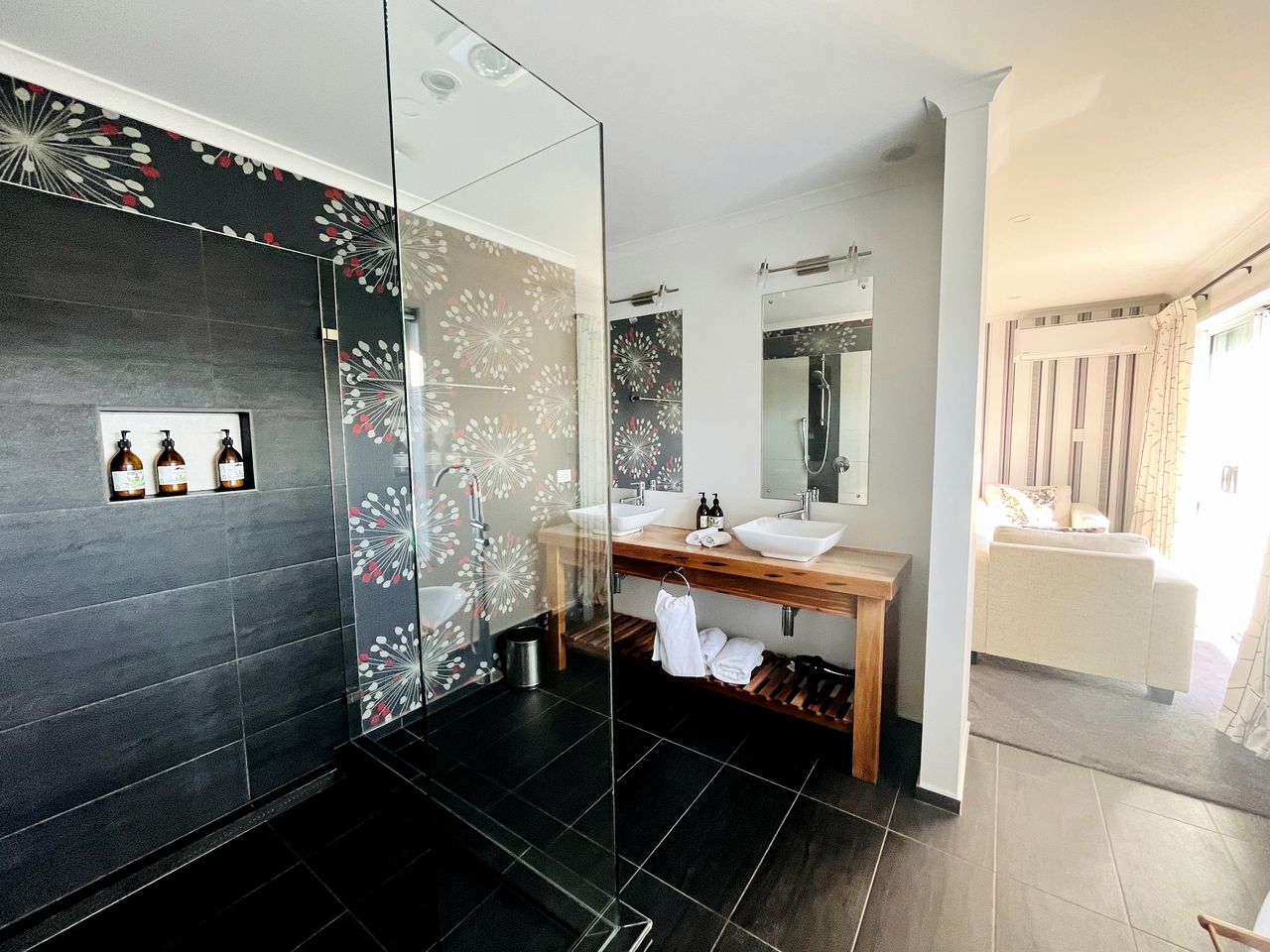 Cute Suite Rental with Garden Views and a Private Deck for a Romantic Escape in Horopito, New Zealand