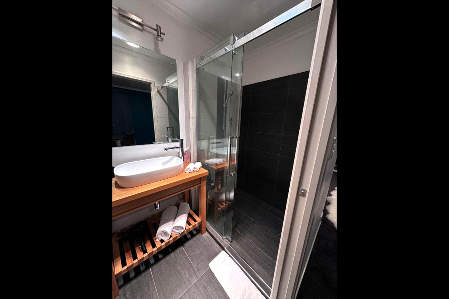 Cute Suite Rental with Garden Views and a Private Deck for a Romantic Escape in Horopito, New Zealand