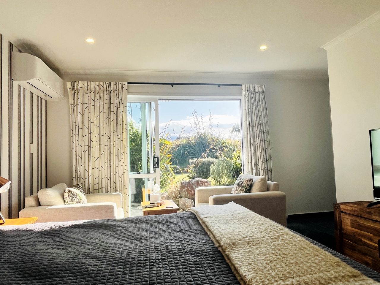 Cute Suite Rental with Garden Views and a Private Deck for a Romantic Escape in Horopito, New Zealand