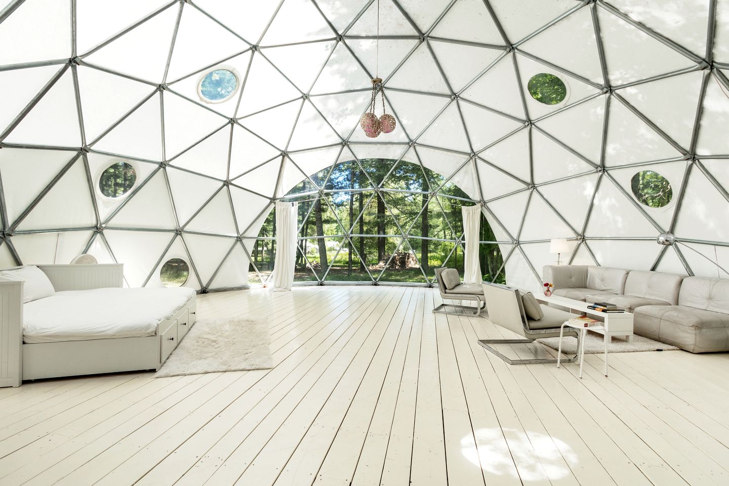 Incredible Spacious Dome for A Group Glamping Experience Surrounded by Nature in Woodridge, New York