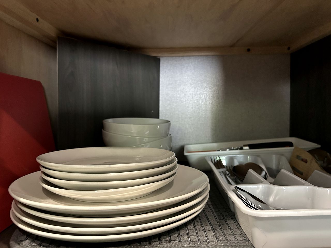 Serene Lakeside Caravan Retreat on Lake Lahusage near Lookout Mountain Alabama