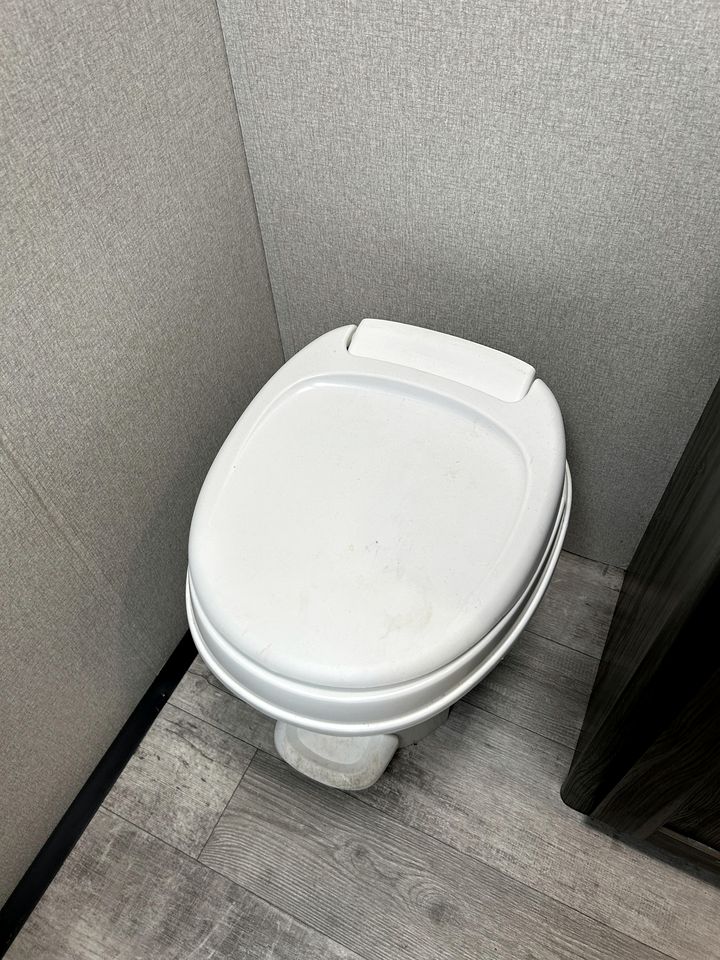 Serene Lakeside Caravan Retreat on Lake Lahusage near Lookout Mountain Alabama