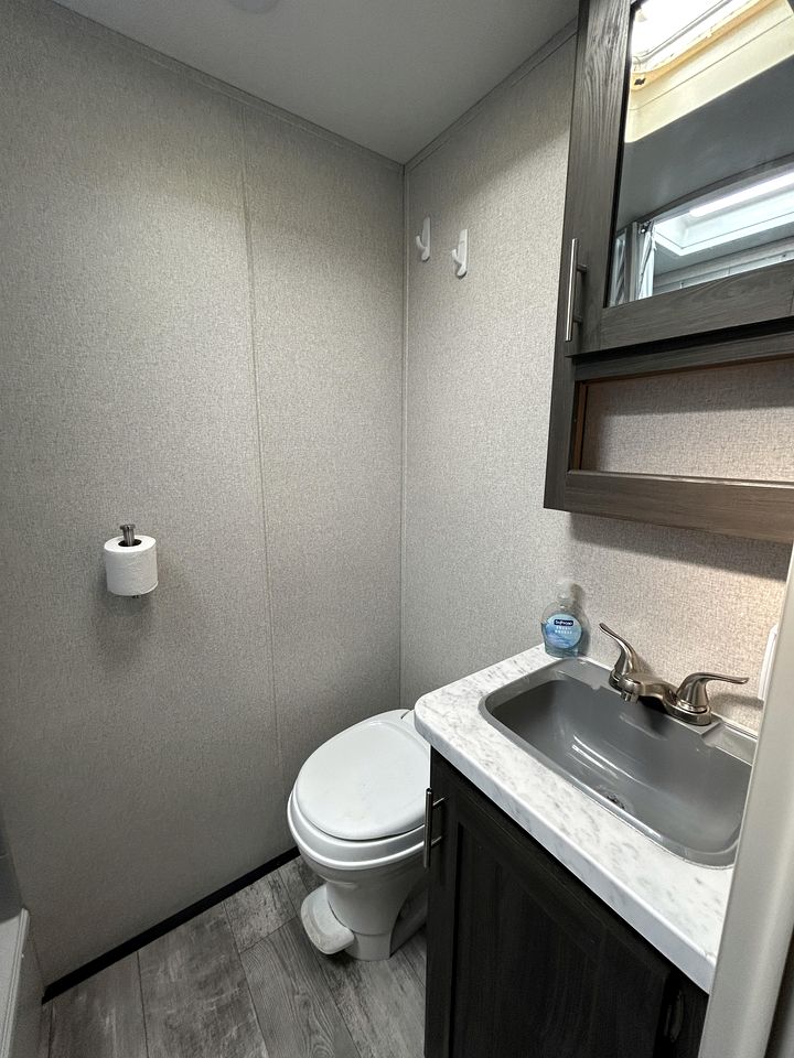 Serene Lakeside Caravan Retreat on Lake Lahusage near Lookout Mountain Alabama