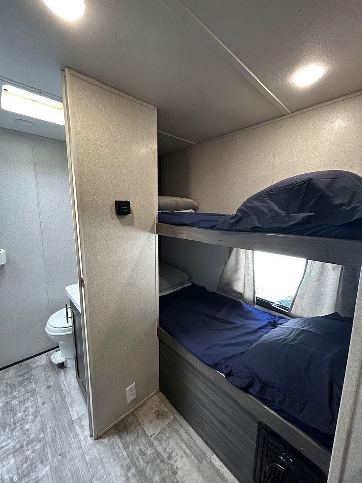 Serene Lakeside Caravan Retreat on Lake Lahusage near Lookout Mountain Alabama