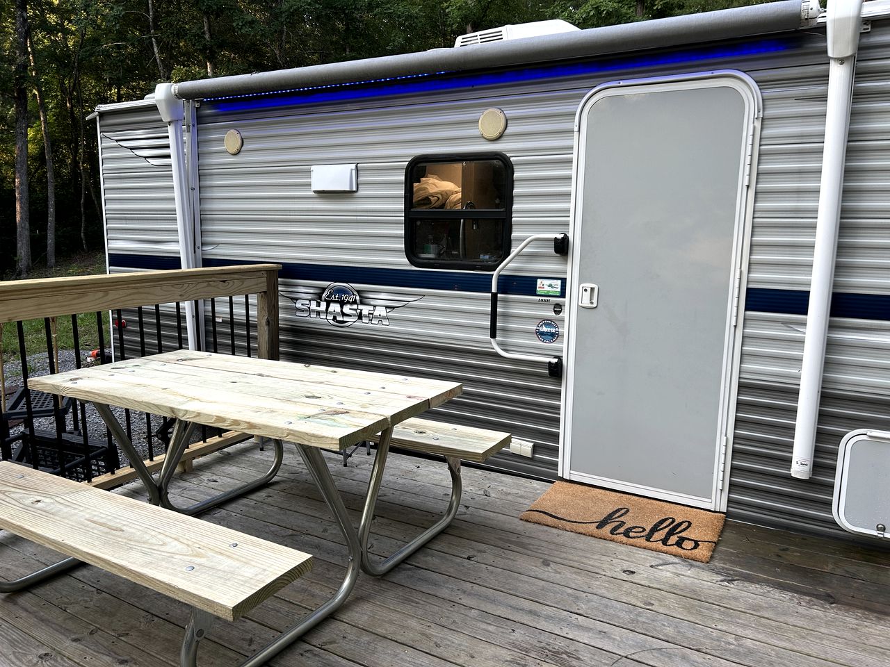 Serene Lakeside Caravan Retreat on Lake Lahusage near Lookout Mountain Alabama