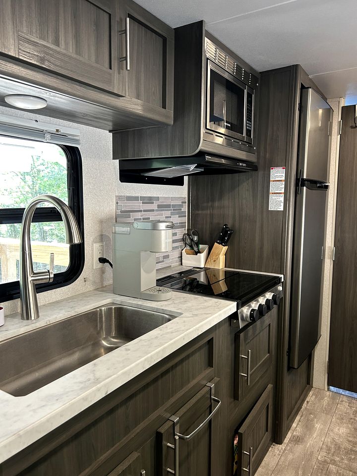 Serene Lakeside Caravan Retreat on Lake Lahusage near Lookout Mountain Alabama