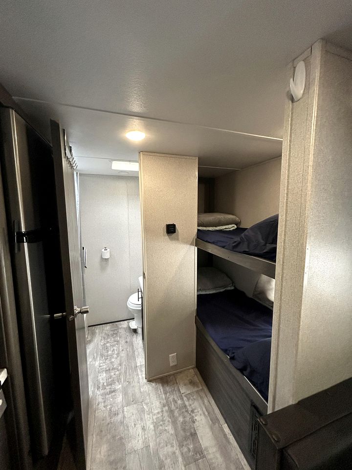 Serene Lakeside Caravan Retreat on Lake Lahusage near Lookout Mountain Alabama