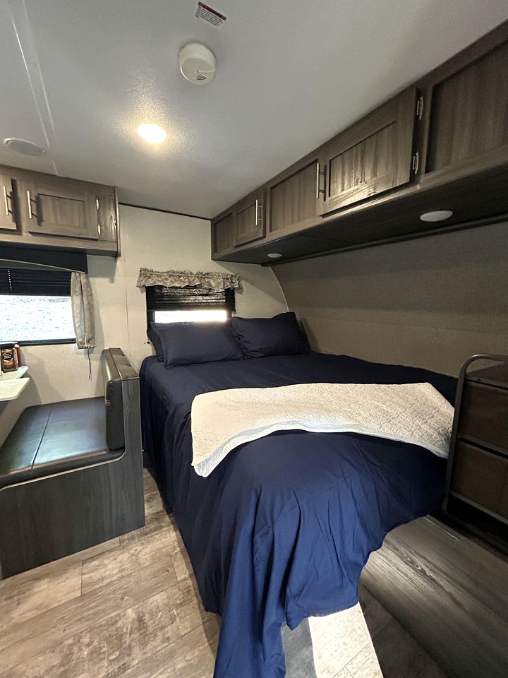 Serene Lakeside Caravan Retreat on Lake Lahusage near Lookout Mountain Alabama