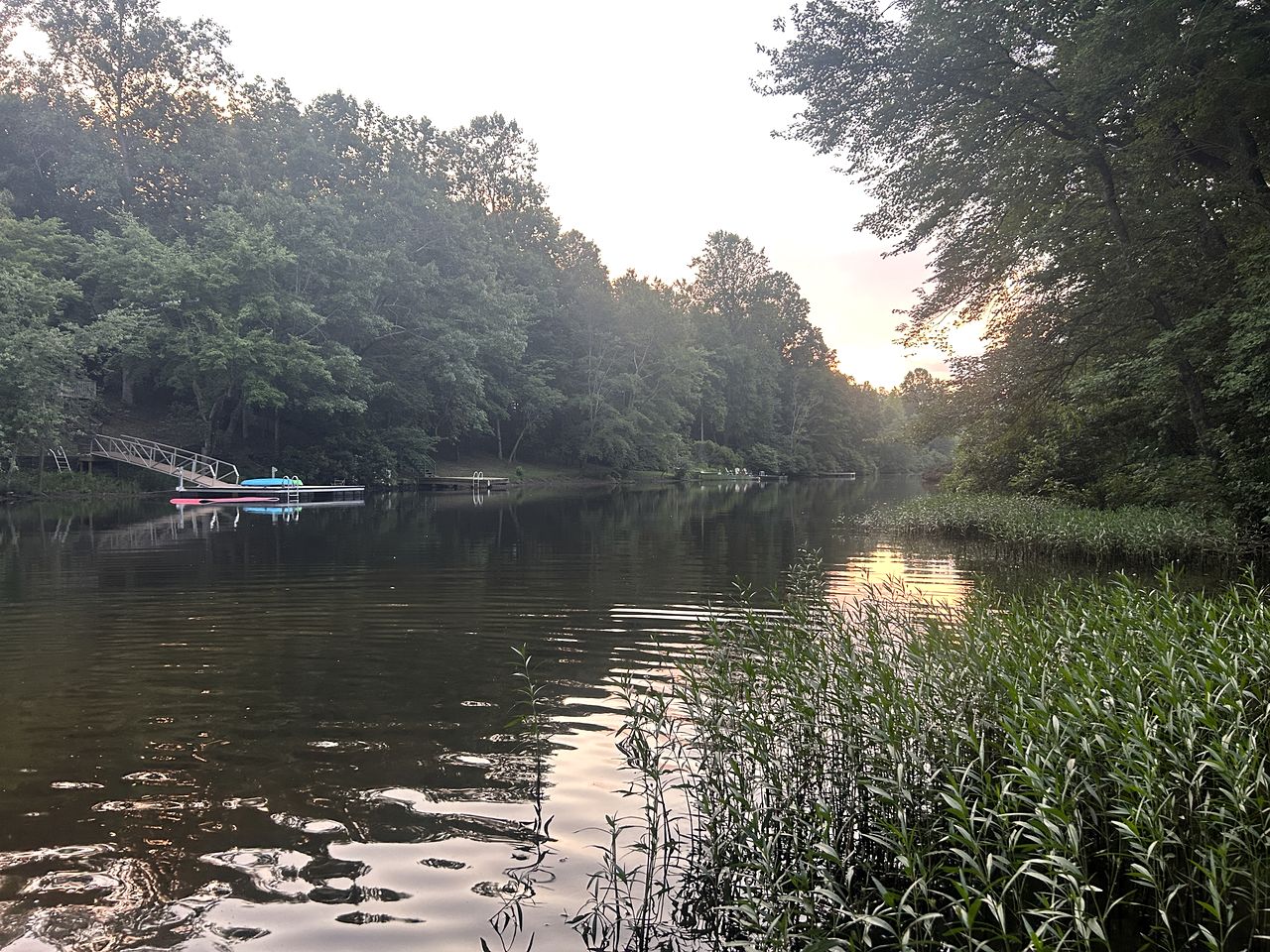 Serene Lakeside Caravan Retreat on Lake Lahusage near Lookout Mountain Alabama