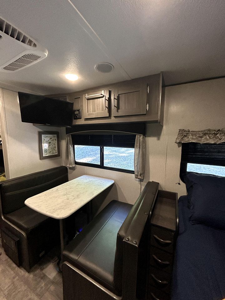 Serene Lakeside Caravan Retreat on Lake Lahusage near Lookout Mountain Alabama