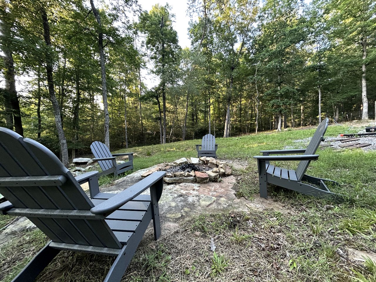 Serene Lakeside Caravan Retreat on Lake Lahusage near Lookout Mountain Alabama