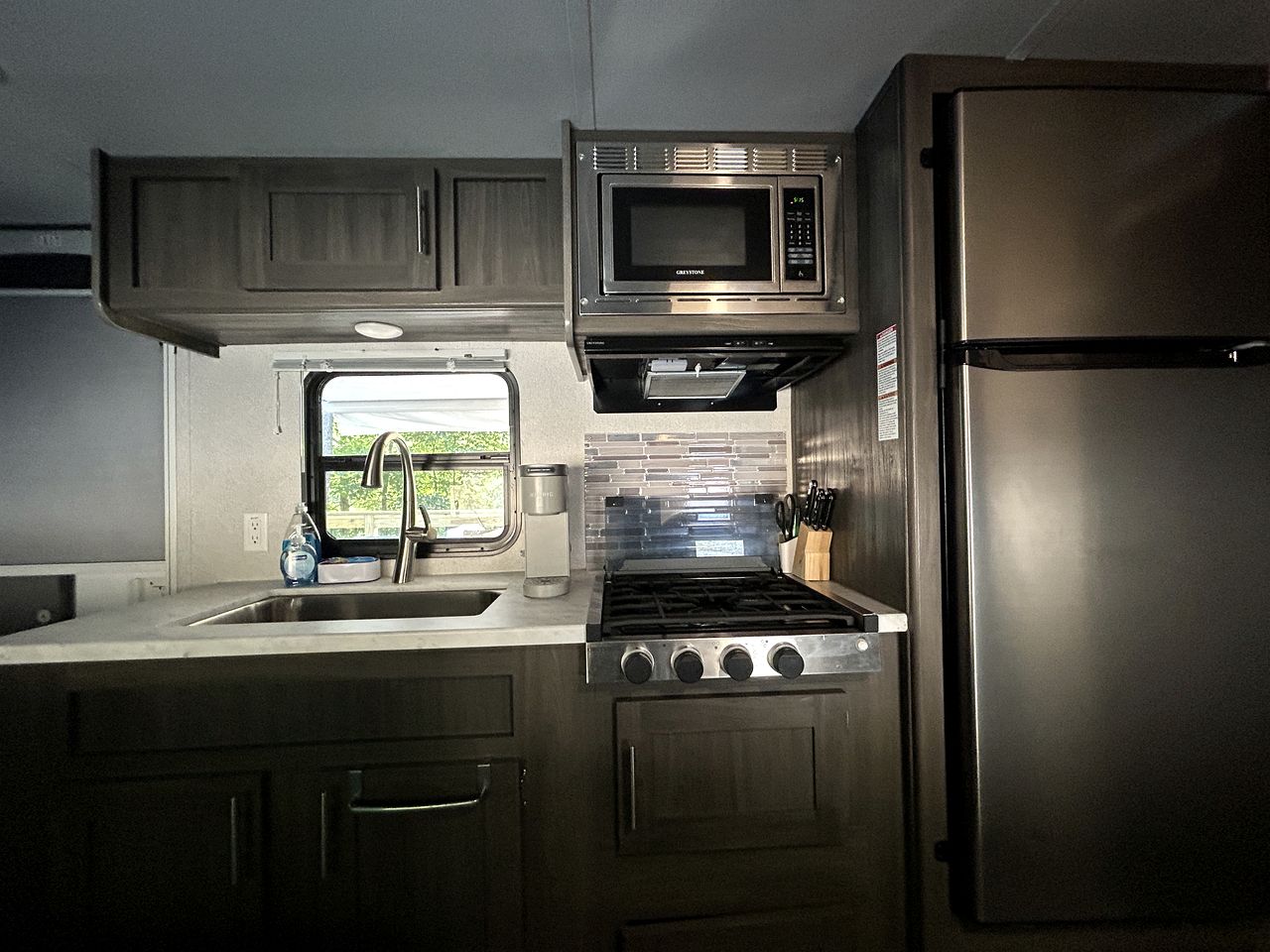 Serene Lakeside Caravan Retreat on Lake Lahusage near Lookout Mountain Alabama