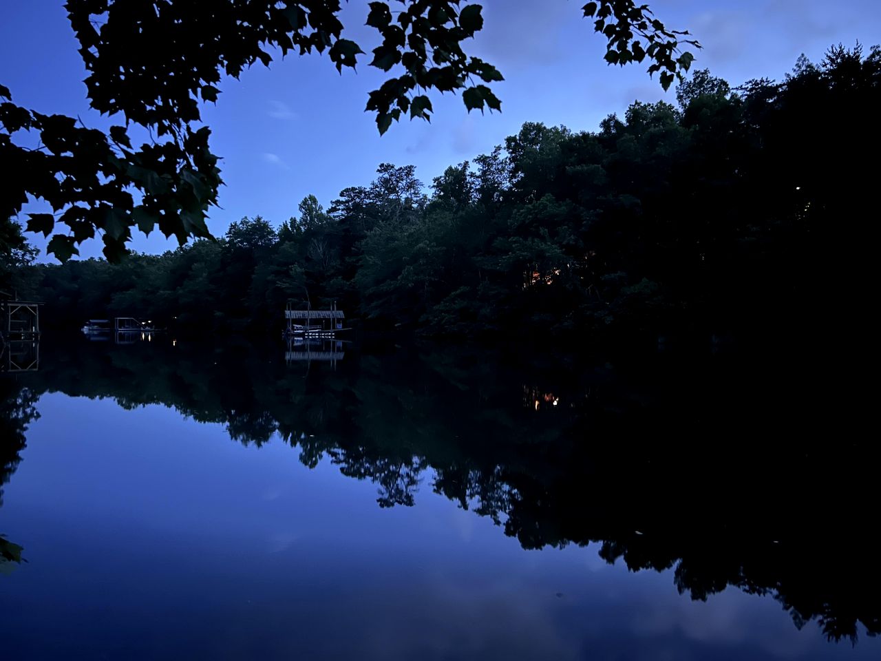 Serene Lakeside Caravan Retreat on Lake Lahusage near Lookout Mountain Alabama