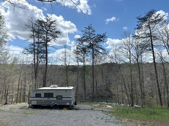 Serene Lakeside Caravan Retreat on Lake Lahusage near Lookout Mountain Alabama