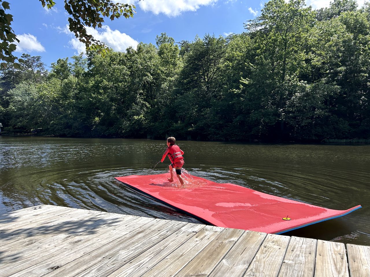 Serene Lakeside Caravan Retreat on Lake Lahusage near Lookout Mountain Alabama