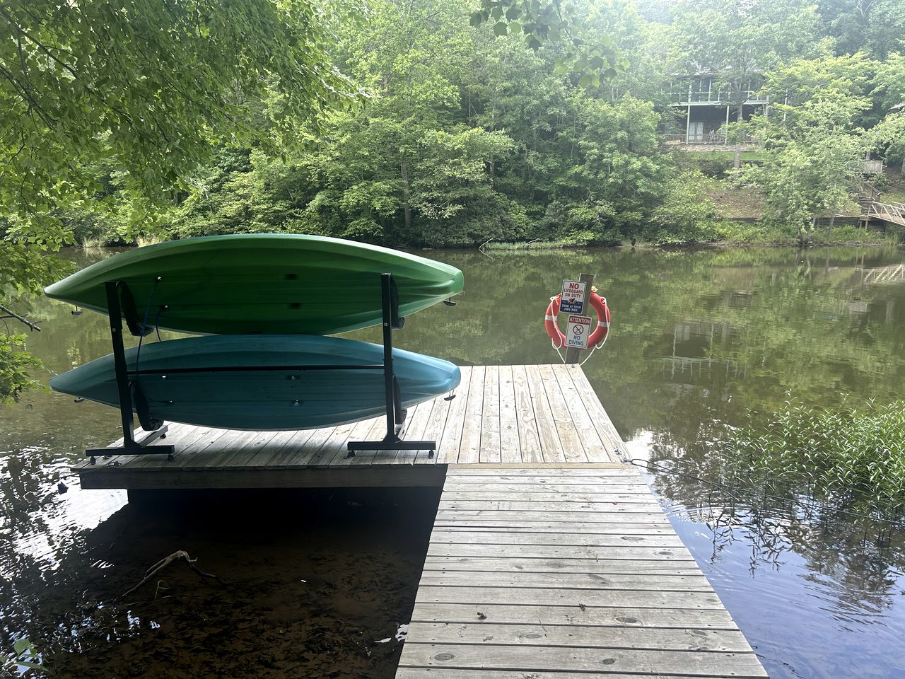 Serene Lakeside Caravan Retreat on Lake Lahusage near Lookout Mountain Alabama