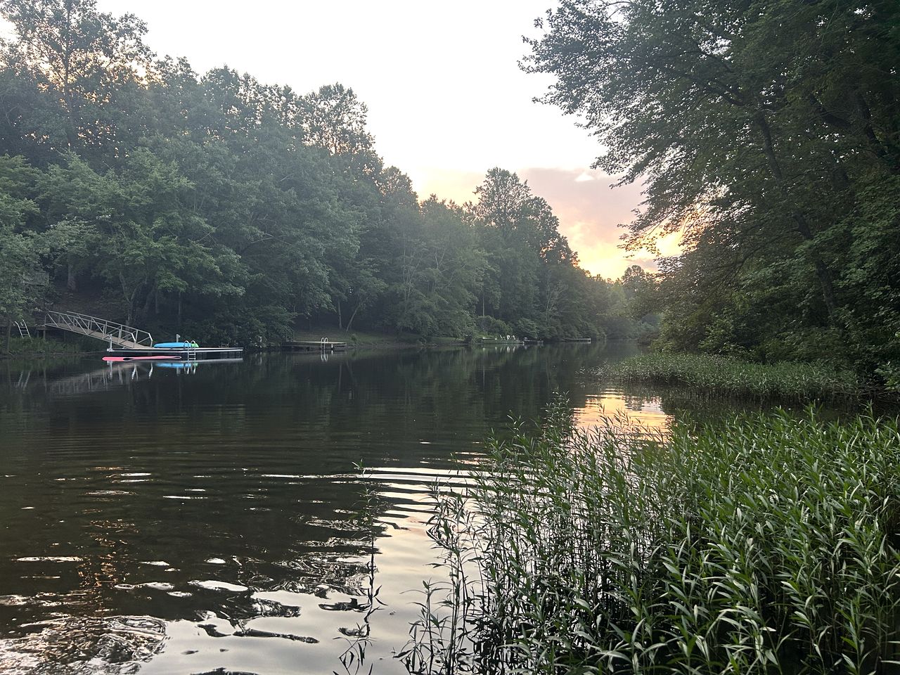 Serene Lakeside Caravan Retreat on Lake Lahusage near Lookout Mountain Alabama