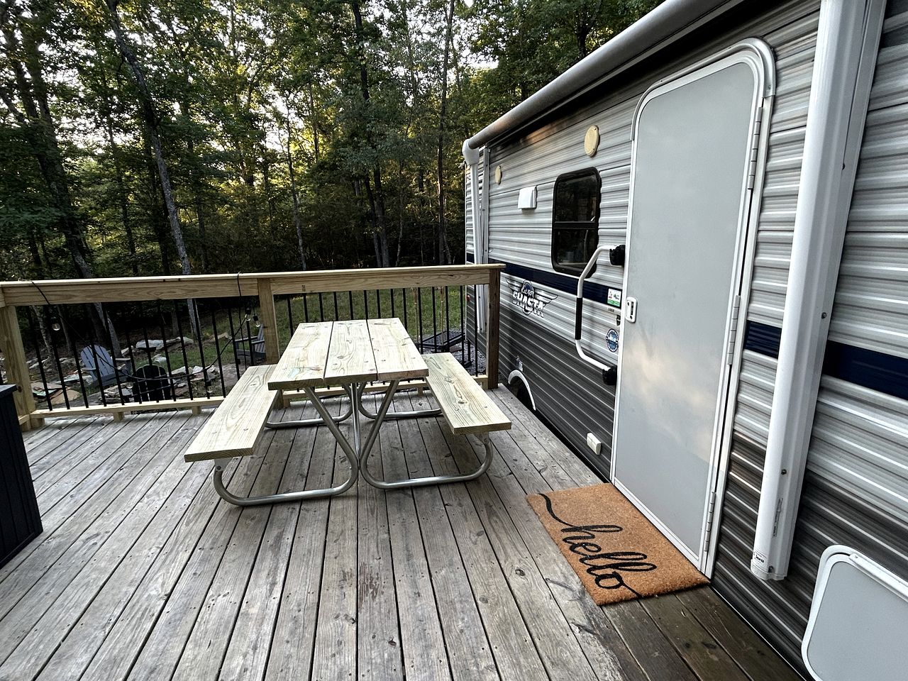 Serene Lakeside Caravan Retreat on Lake Lahusage near Lookout Mountain Alabama