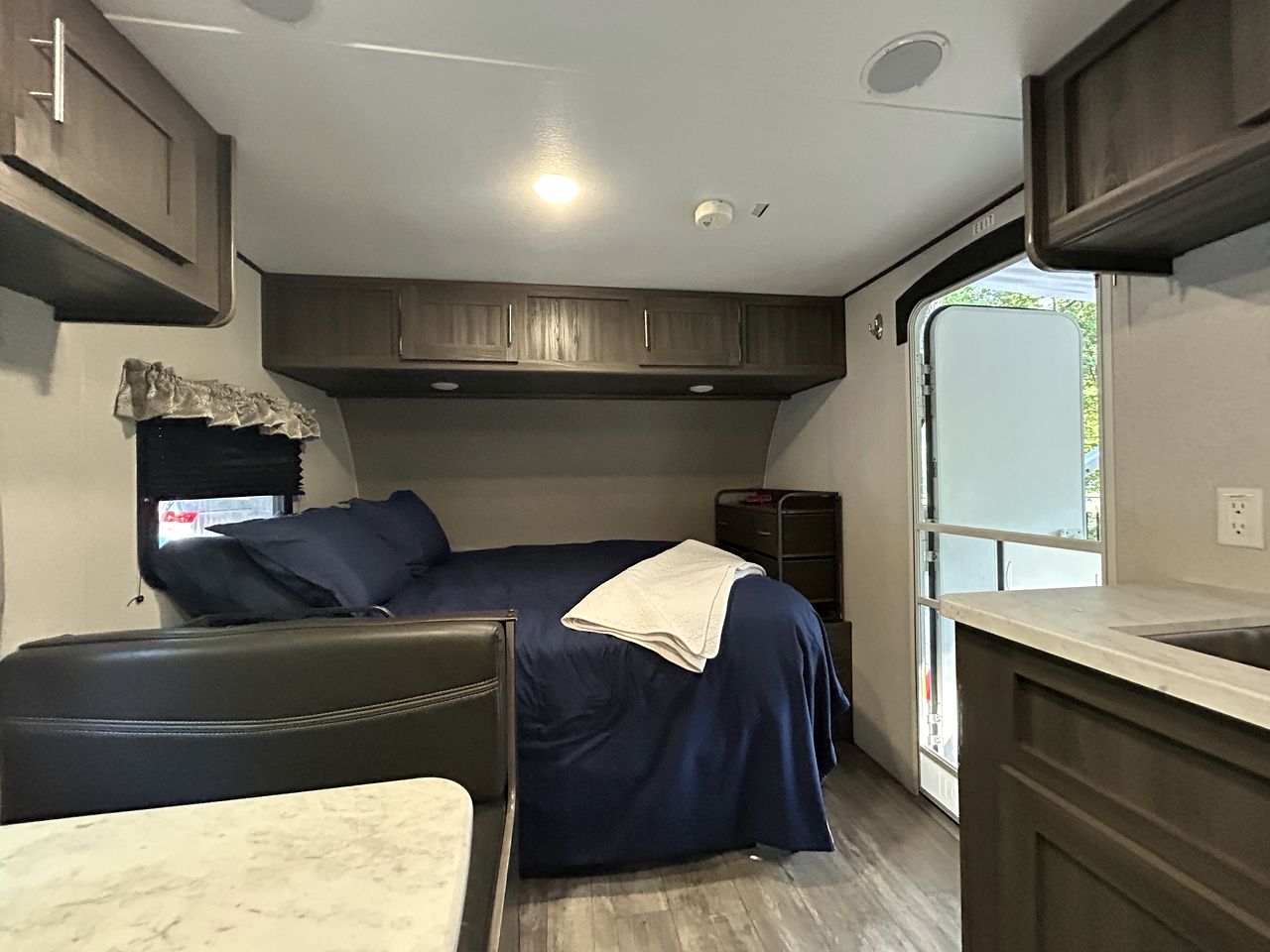 Serene Lakeside Caravan Retreat on Lake Lahusage near Lookout Mountain Alabama