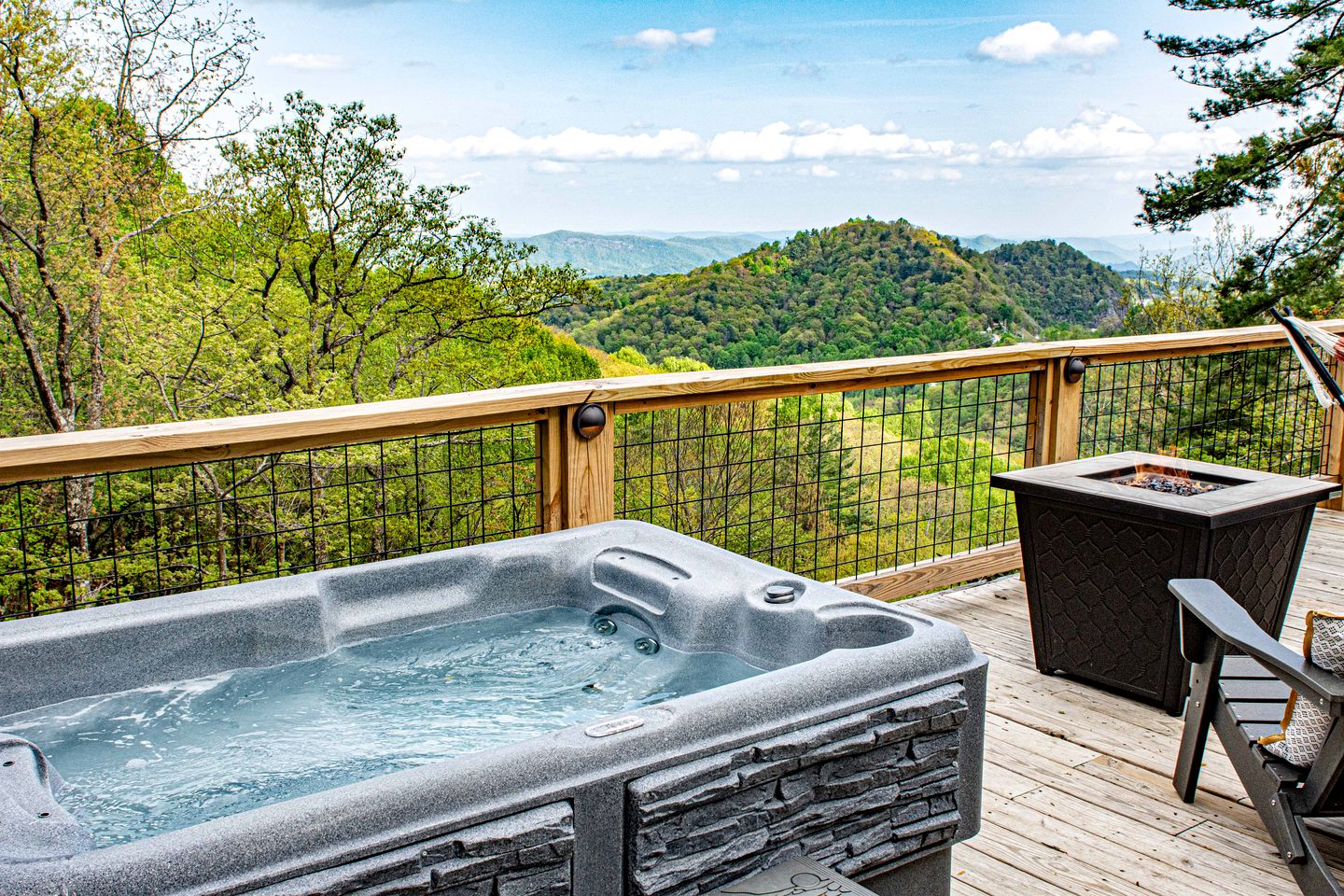 Enchanting GeoDome with Hot Tub & 100-Mile Views near Blowing Rock and Boone, North Carolina