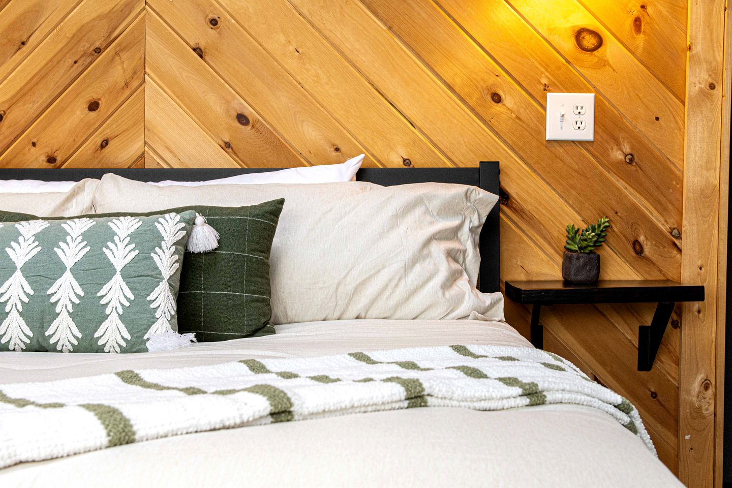 Scenic GeoDome Retreat with Hot Tub & 100-Mile Views near Blowing Rock and Boone, North Carolina