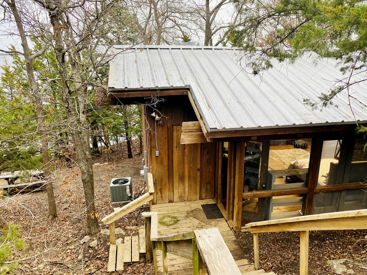 Luxury Glamping Cabin with Waterfront Access near Lake Texoma, Oklahoma