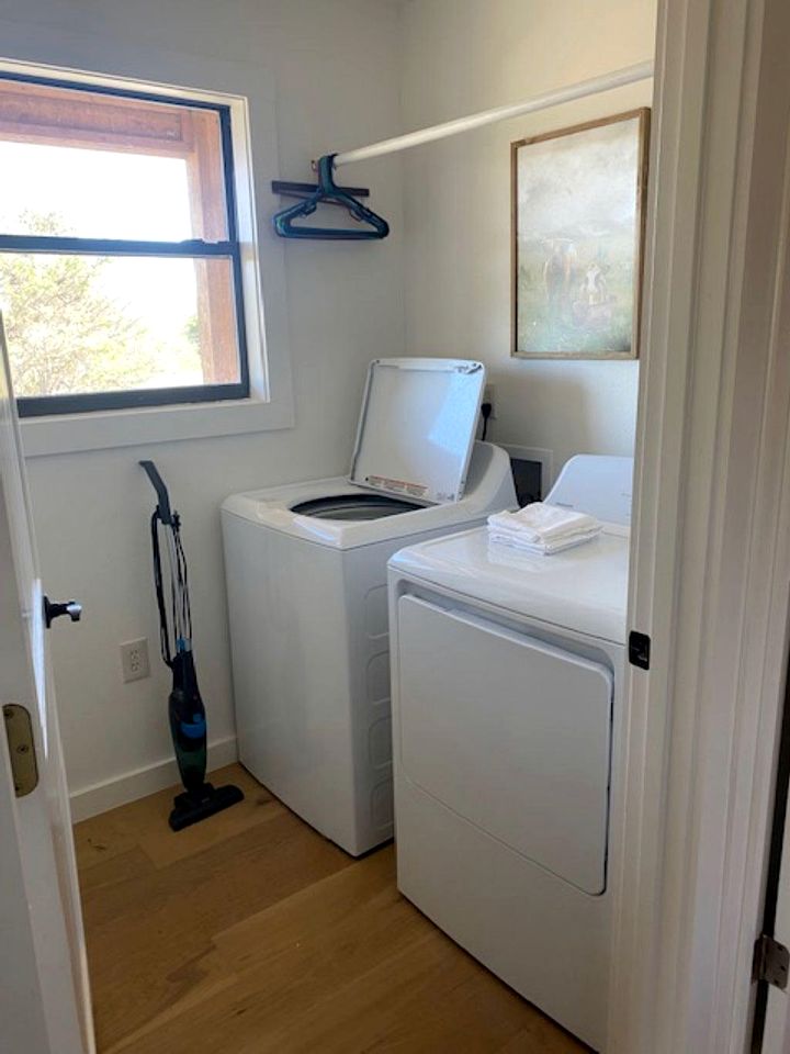 Beautiful Cabin with Deck and Hot Tub Overlooking Spring Creek in Texas