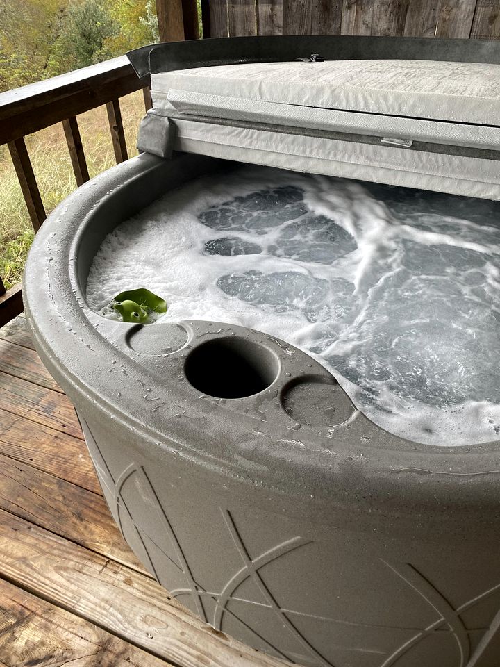 Beautiful Cabin with Deck and Hot Tub Overlooking Spring Creek in Texas