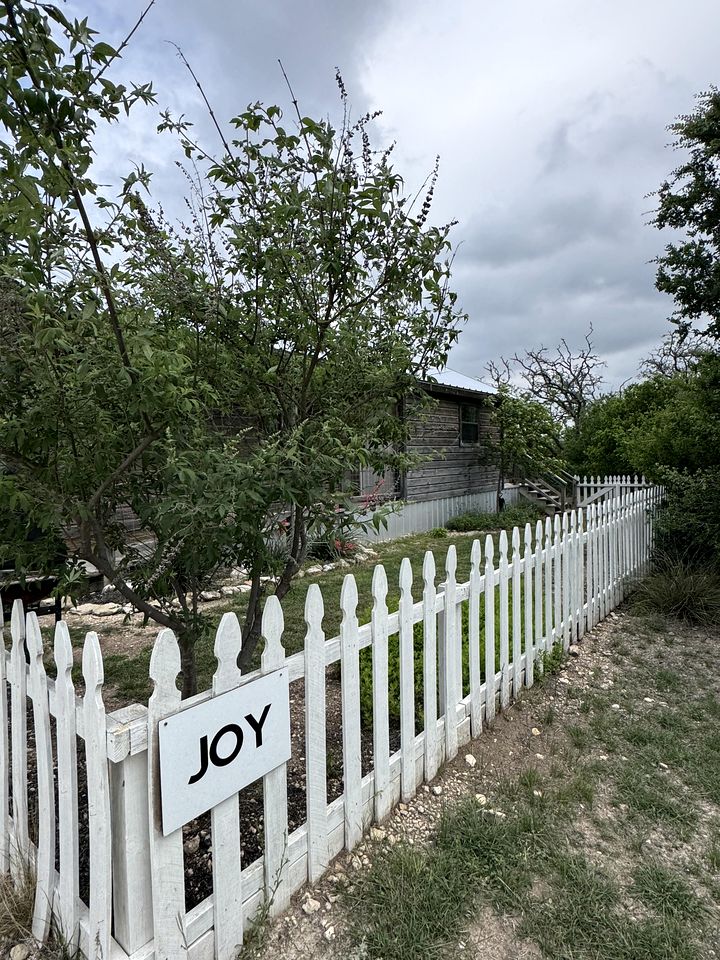 Beautiful Cabin with Deck and Hot Tub Overlooking Spring Creek in Texas