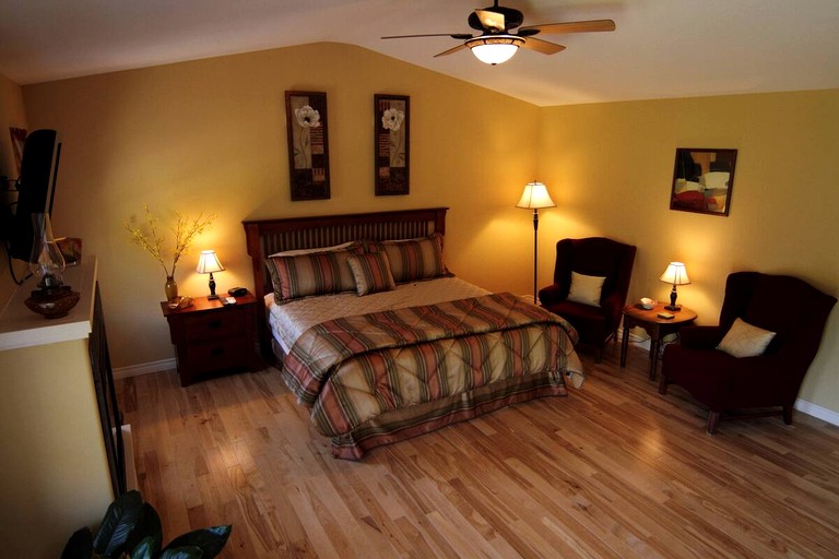 Cozy Suite Rental in a B&B with Games Room Surrounded by Nature in Niagara Falls, Ontario