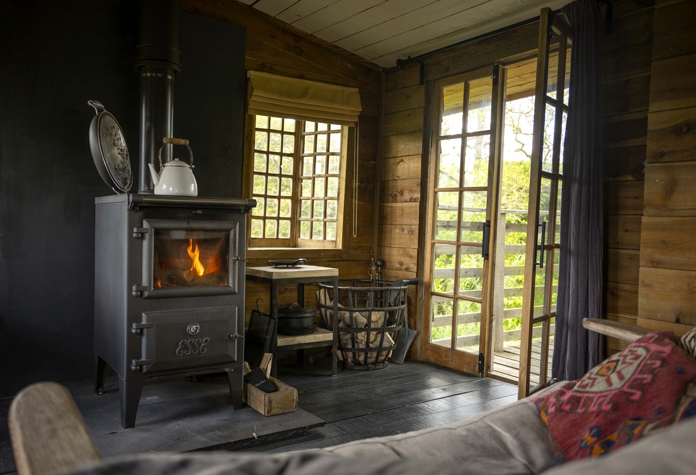 Cozy Unique Cabin-Caravan Hybrid Surrounded by Nature for a Peaceful Glamping Getaway near Lauder, Scotland