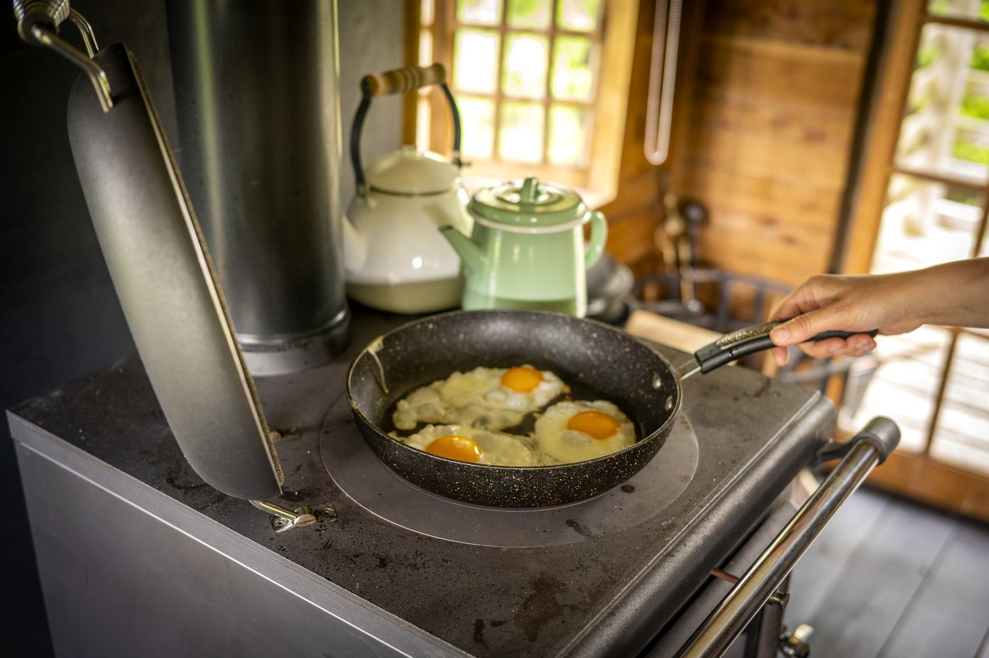 Cozy Unique Cabin-Caravan Hybrid Surrounded by Nature for a Peaceful Glamping Getaway near Lauder, Scotland