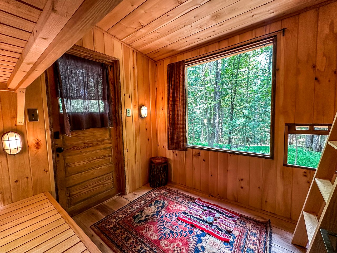 Cozy Ground Floor Suite in a Beautiful Farmhouse for a Unique Getaway in Afton, Virginia