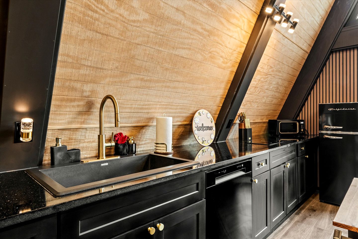 Modern A-Frame Cabin with Breathtaking Views of the Smoky Mountains, Perfect for Families or Groups