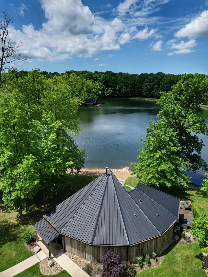 Charming Lakeside Chalet with Private Deck near Grand River Valley Wineries in Ohio