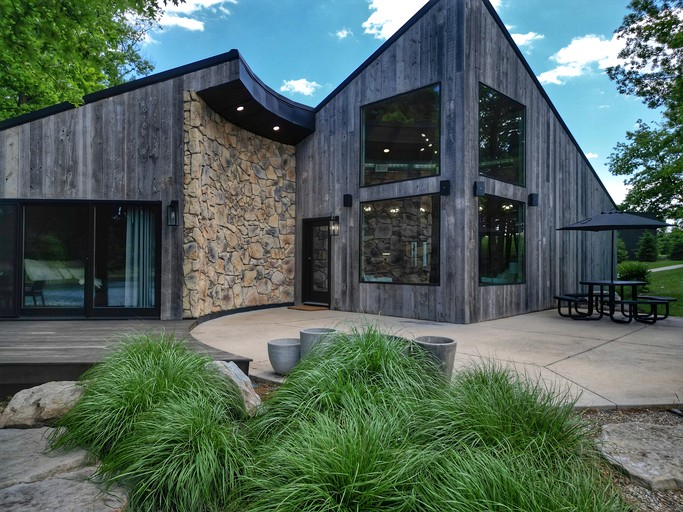 Charming Lakeside Chalet with Private Deck near Grand River Valley Wineries in Ohio