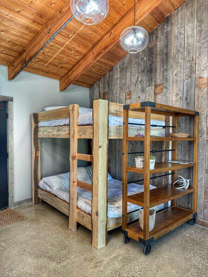 Charming Lakeside Chalet with Private Deck near Grand River Valley Wineries in Ohio