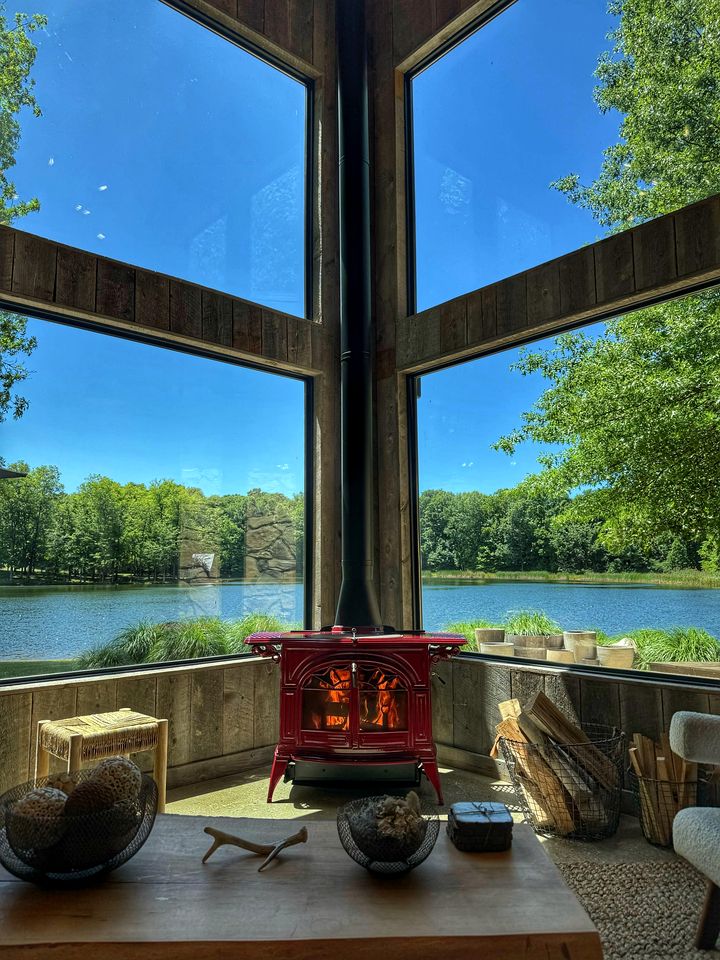 Charming Lakeside Chalet with Private Deck near Grand River Valley Wineries in Ohio