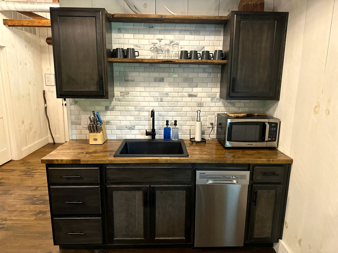 Rustic Romantic Cabin for Two Surrounded by Nature in Grand River Valley near Madison, Ohio