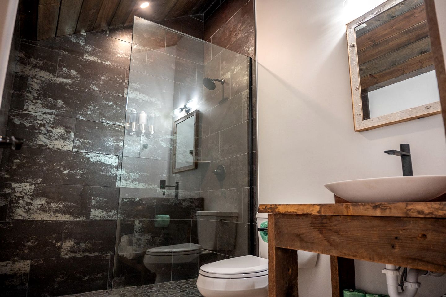 Peaceful Cozy Cabin Retreat Surrounded by Nature for a Wonderful Couples Getaway near Madison, Ohio