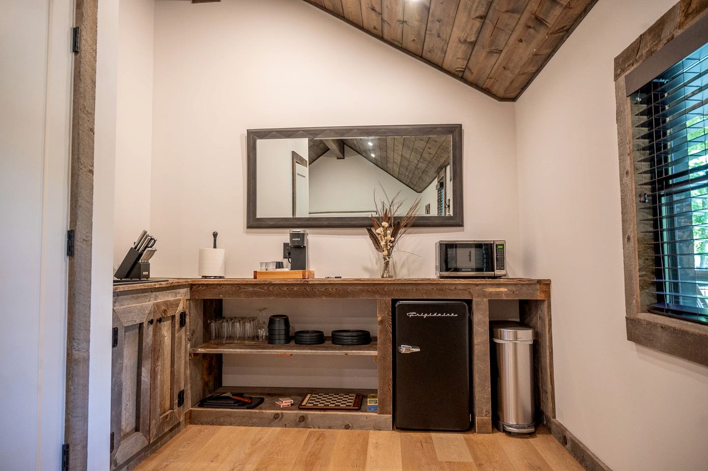 Peaceful Cozy Cabin Retreat Surrounded by Nature for a Wonderful Couples Getaway near Madison, Ohio