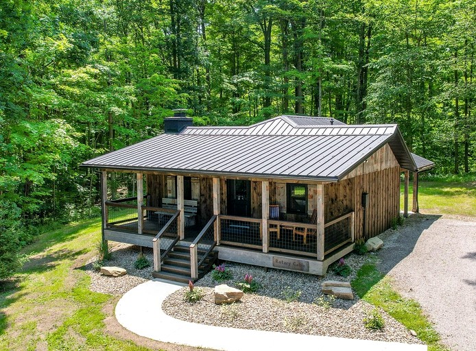 Peaceful Cozy Cabin Retreat Surrounded by Nature for a Wonderful Couples Getaway near Madison, Ohio